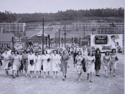 Women going to work at Y-12